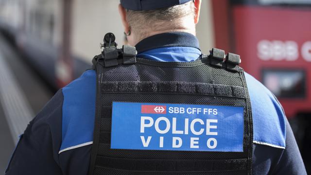 La police des CFF se parera de caméras corporelles dès septembre. [KEYSTONE - CHRISTIAN BEUTLER]