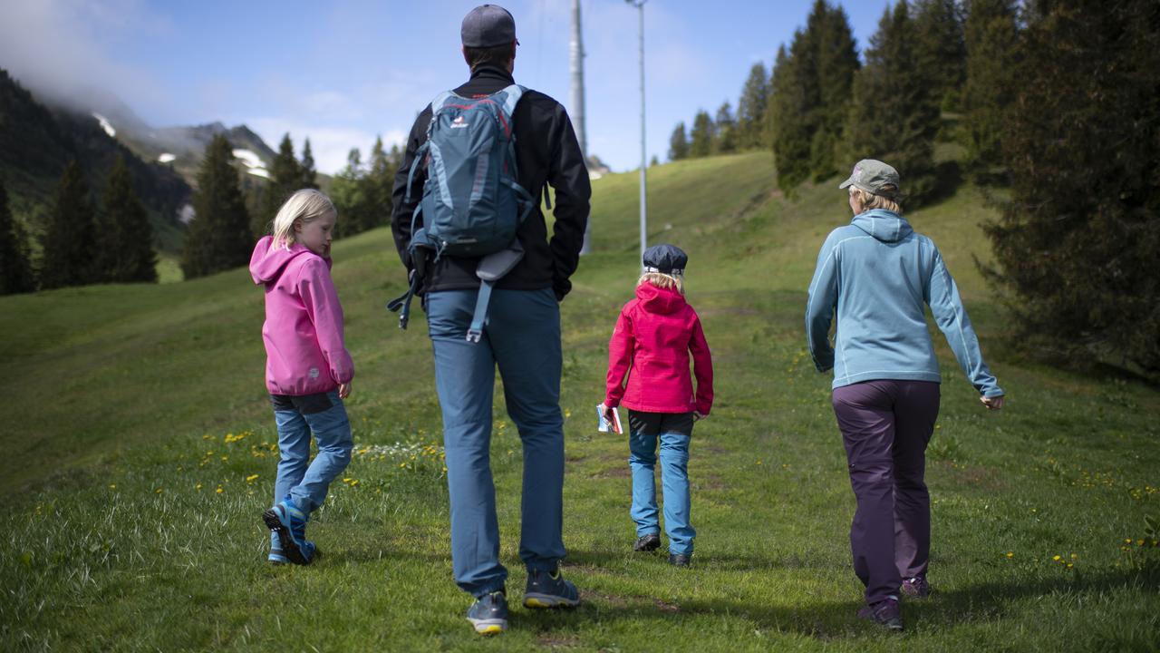 Une famille fait de la randonnée sur le Flumserberg (SG) le samedi 6 juin 2020. [Keystone - Gian Ehrenzeller]