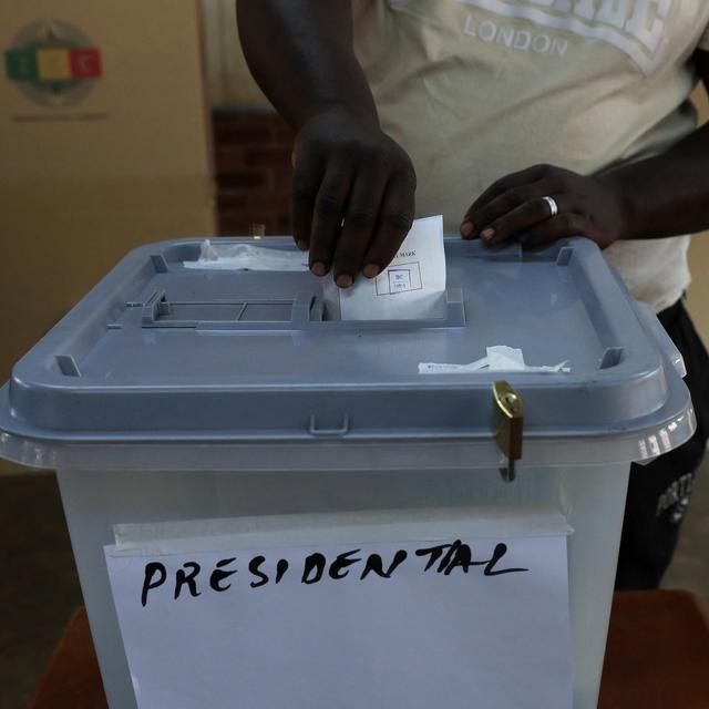 La moitié de la population mondiale va se rendre aux urnes pour des élections en 2024, à l'image de ces citoyens Zimbabwéens pour les élections présidentielle du 23 août 2023. [Reuters - Philimon Bulawayo]