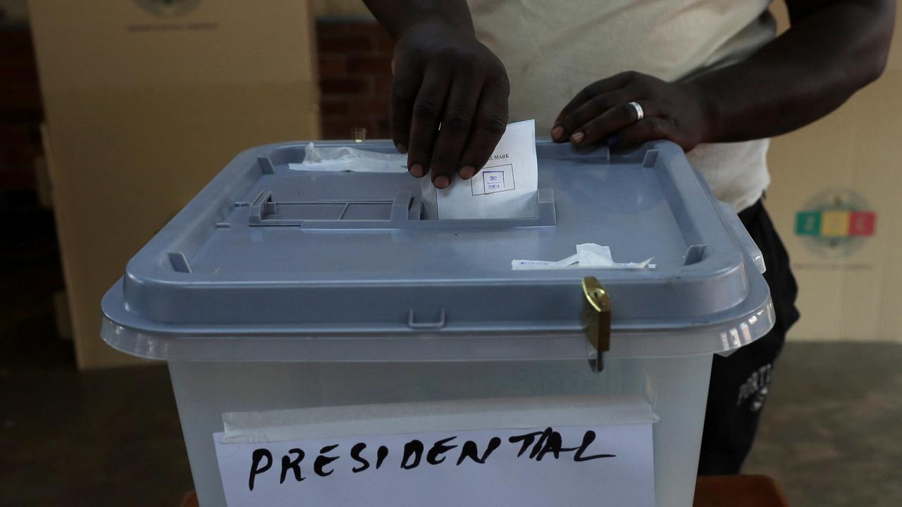 La moitié de la population mondiale va se rendre aux urnes pour des élections en 2024, à l'image de ces citoyens Zimbabwéens pour les élections présidentielle du 23 août 2023. [Reuters - Philimon Bulawayo]