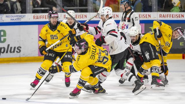 Ajoie bat Lausanne 4-3 dans un match mouvementé, le 7 décembre 2024. [Keystone - Georgios Kefalas]