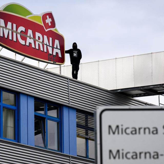 Des militants antispécistes ont bloqué tôt lundi l'abattoir de volailles Micarna à Courtepin (FR). [Keystone]