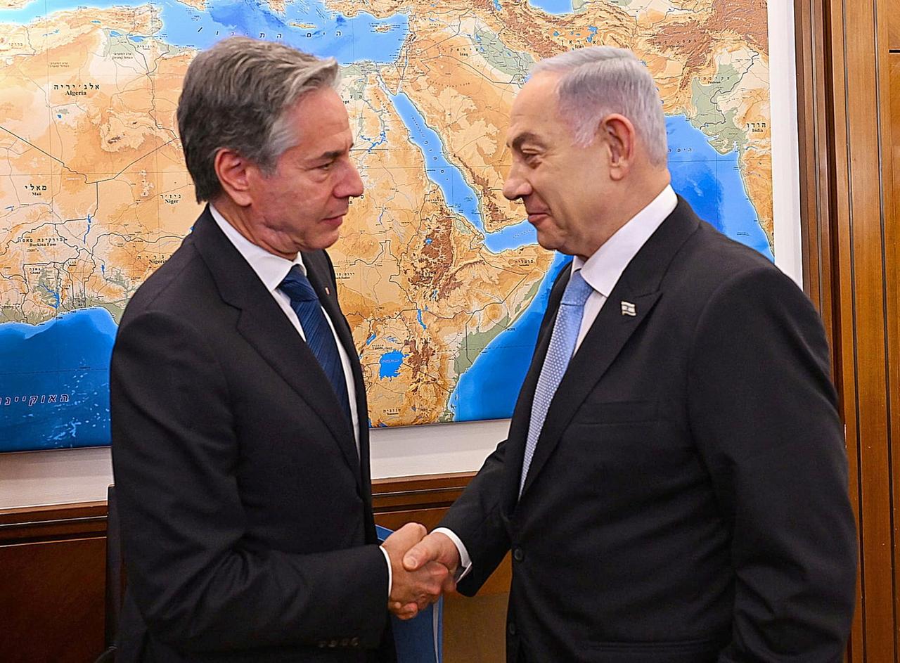 Le Premier ministre israélien Benjamin Netanyahu a rencontré le chef de la diplomatie des Etats-Unis Antony Blinken lundi à Tel Aviv. [KEYSTONE - CHAIM TZACH/ISRAELI GOVERNMENT O]