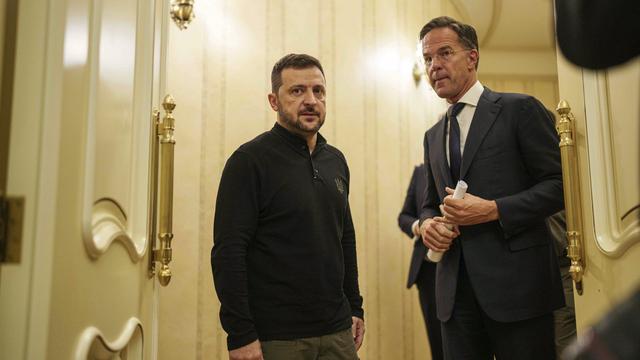 Le secrétaire général de l'OTAN,Mark Rutte, et le Président ukrainien Volodymyr Zelensky. [Keystone - AP Photo/Evgeniy Maloletka]