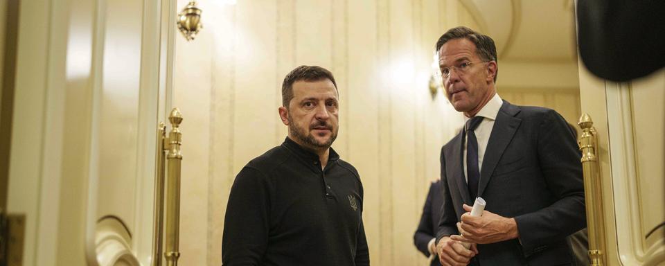 Le secrétaire général de l'OTAN,Mark Rutte, et le Président ukrainien Volodymyr Zelensky. [Keystone - AP Photo/Evgeniy Maloletka]