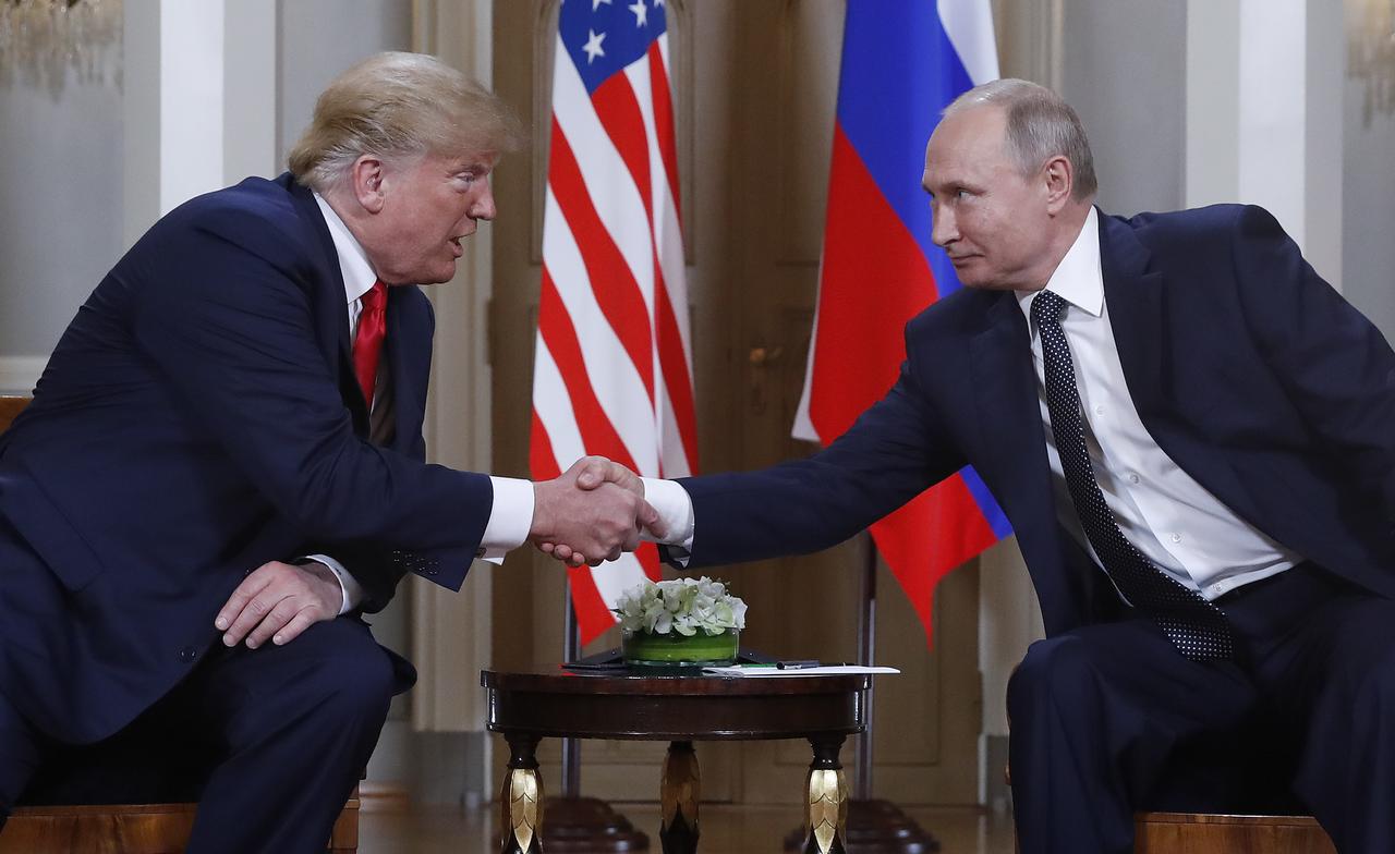 Lors de leur rencontre à Helsinki en 2018, Donald Trump a soutenu son homologue russe Vladimir Poutine, en assurant que le syndrome de La Havane n'était pas le fait du Kremlin. [KEYSTONE - PABLO MARTINEZ MONSIVAIS]