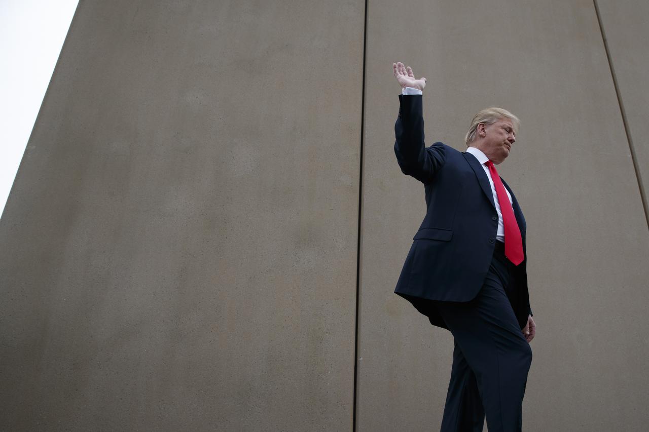 Affaire du mur entre les Etats-Unis et le Mexique : En tant que président, Donald Trump a affirmé à plusieurs reprises que le Mexique financerait la construction du mur frontalier entre les deux pays. Cette affirmation a été réfutée. [KEYSTONE - EVAN VUCCI]