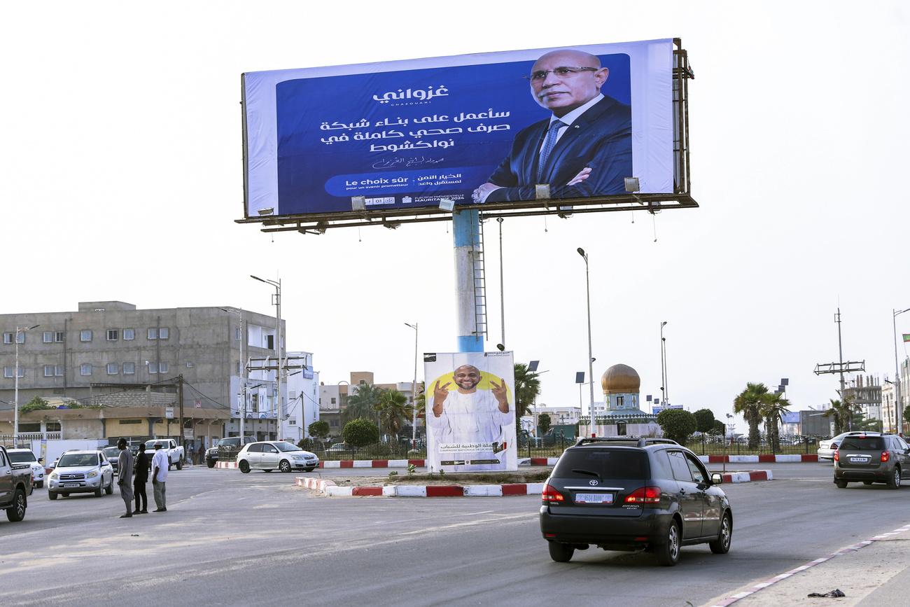 "Je vais travailler à la construction d'un réseau complet d'assainissement à Nouakchott", promet cette bannière de campagne du président Mohamed Ould Ghazouani. [KEYSTONE - MAMSY ELKEIHEL]