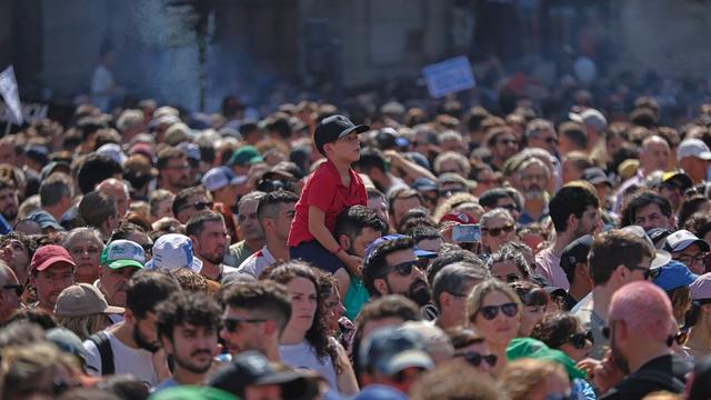 Des dizaines de milliers d'Argentins marchent en mémoire de la dictature, que le gouvernement Milei revisite. [keystone - Luciano Gonzalez]