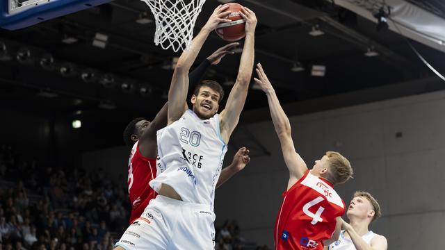 Arnaud Cotture (en blanc) et les Fribourgeois ont réalisé une solide performance en Coupe d'Europe (photo d'illustration). [KEYSTONE - PETER KLAUNZER]