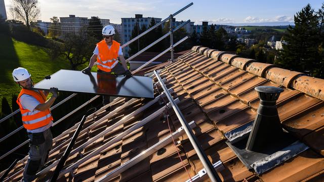 Le plan stratégique solaire des deux villes neuchâteloises mêle modernisation énergétique et préservation du patrimoine (image d’illustration). [Keystone - Jean-Christophe Bott]