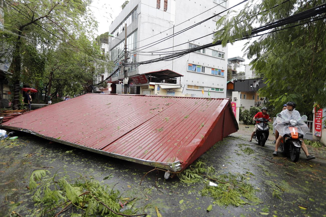 Toit emporté par le typhon Yagi à Hanoi, au Vietnam. [KEYSTONE - LUONG THAI LINH]