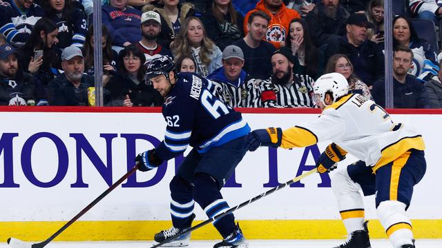 Nino Niederreiter (gauche) et les Jets ont pris le meilleur sur les Predators. [IMAGO/Imagn Images - IMAGO/Terrence Lee]