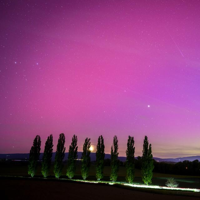 Des aurores boréales illuminant le ciel à Daillens (VD). [Keystone - Laurent Gillieron]