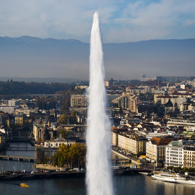 Le jet d'eau de Genève et la ville en arrière-plan. [Keystone - Valentin Flauraud]