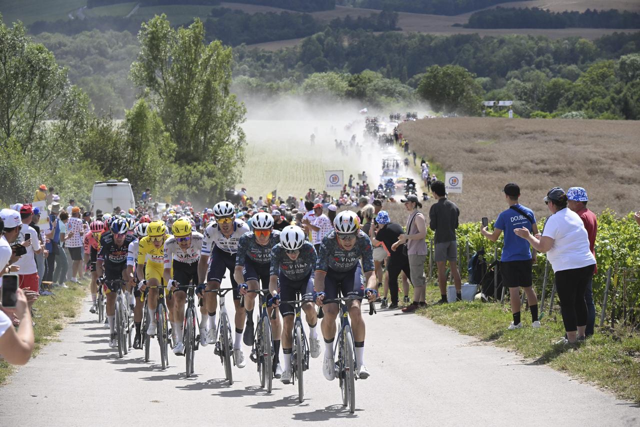 Les 32 kilomètres de chemins blancs ont offert le spectacle attendu. [KEYSTONE - Bernard Papon - Keystone]