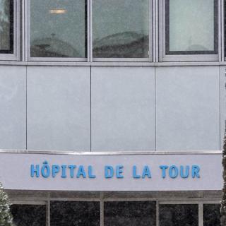 L'Hôpital de la Tour à Meyrin conteste la décision du Groupe Mutuel de réduire ses remboursements. [Keystone]