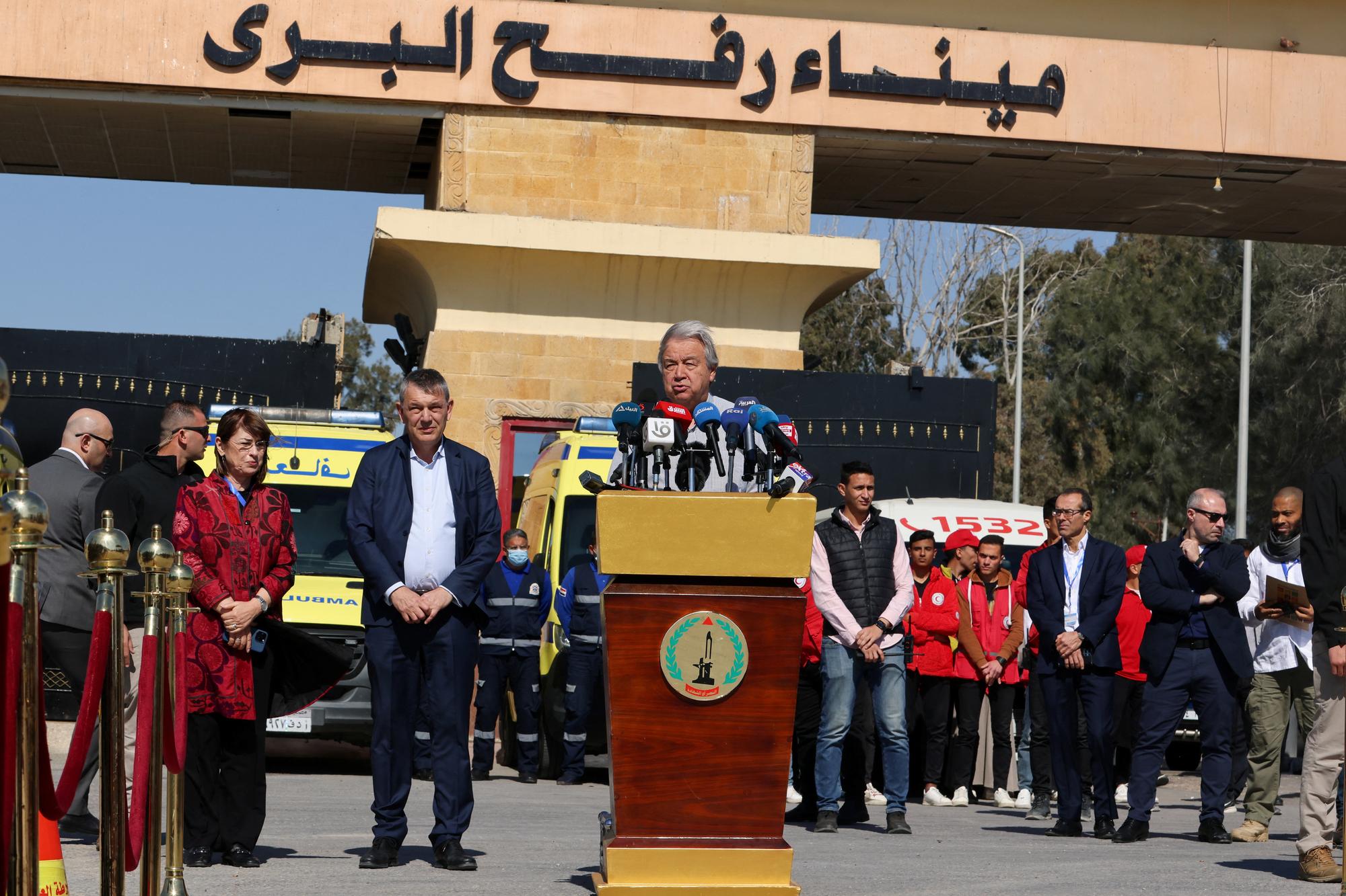 Antonio Guterres devant le poste-frontière de Rafah, le 23 mars 2024 [Reuters - Mohamed Abd El Ghany]