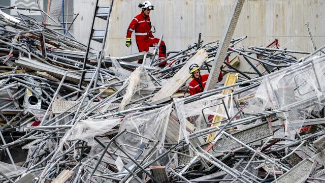 Les secours sont à l'oeuvre pour tenter d'extraire les dernières victimes des décombres. [KEYSTONE - JEAN-CHRISTOPHE BOTT]