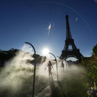 Session rafraîchissement pour une spectatrice au JO de Paris juste avant d'aller voir les épreuves de beach-volley. Le 28 juillet 2024. [AP Photo / KEYSTONE - Robert F. Bukaty]