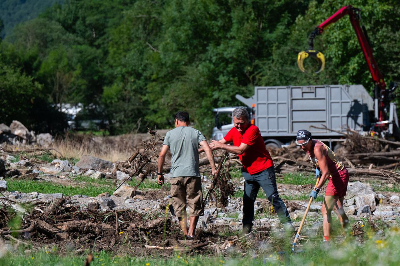 Journée de solidarité à Lostallo après la tempête et les inondations dévastatrices. [KEYSTONE - SAMUEL GOLAY]