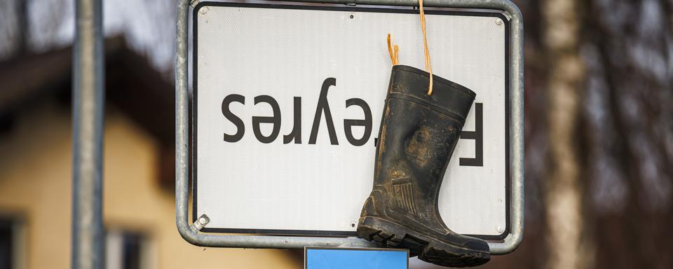 Un panneau de localité à l'envers suite a une action de protestation des agriculteurs romands, ce 28 janvier 2024. [Keystone - Valentin Flauraud]