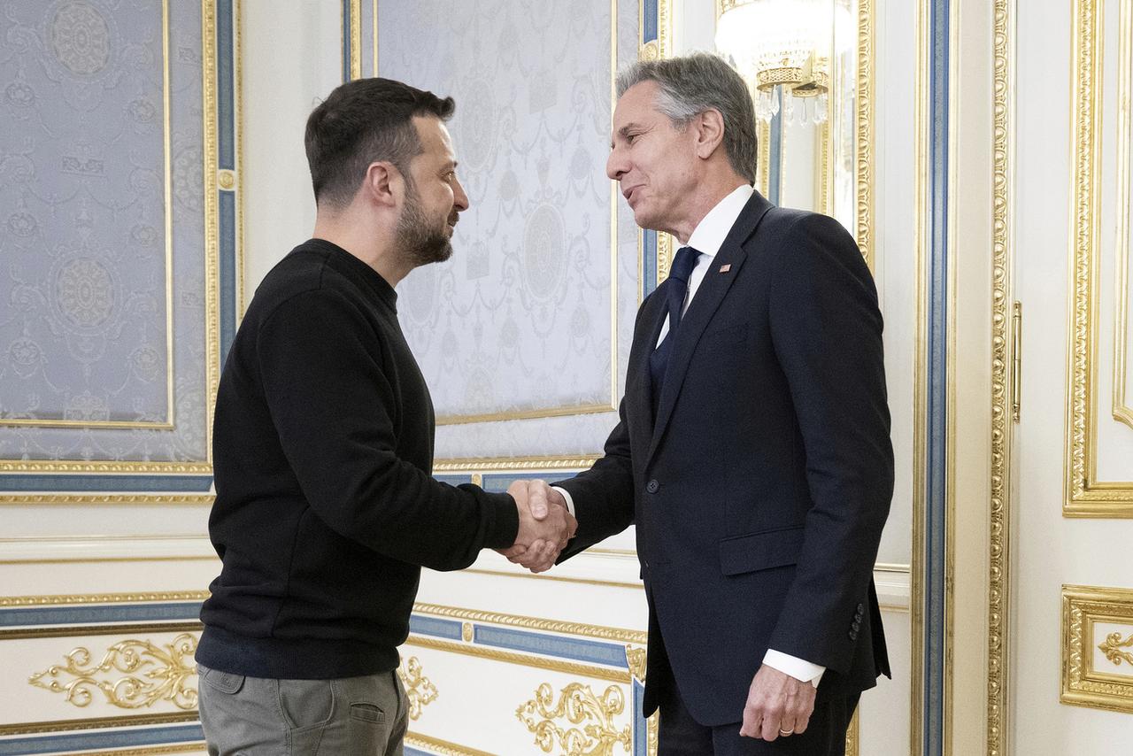 Le chef de la diplomatie américaine Antony Blinken et le président ukrainien Volodymyr Zelensky, le 14 mai 2024. [KEYSTONE - BRENDAN SMIALOWSKI]