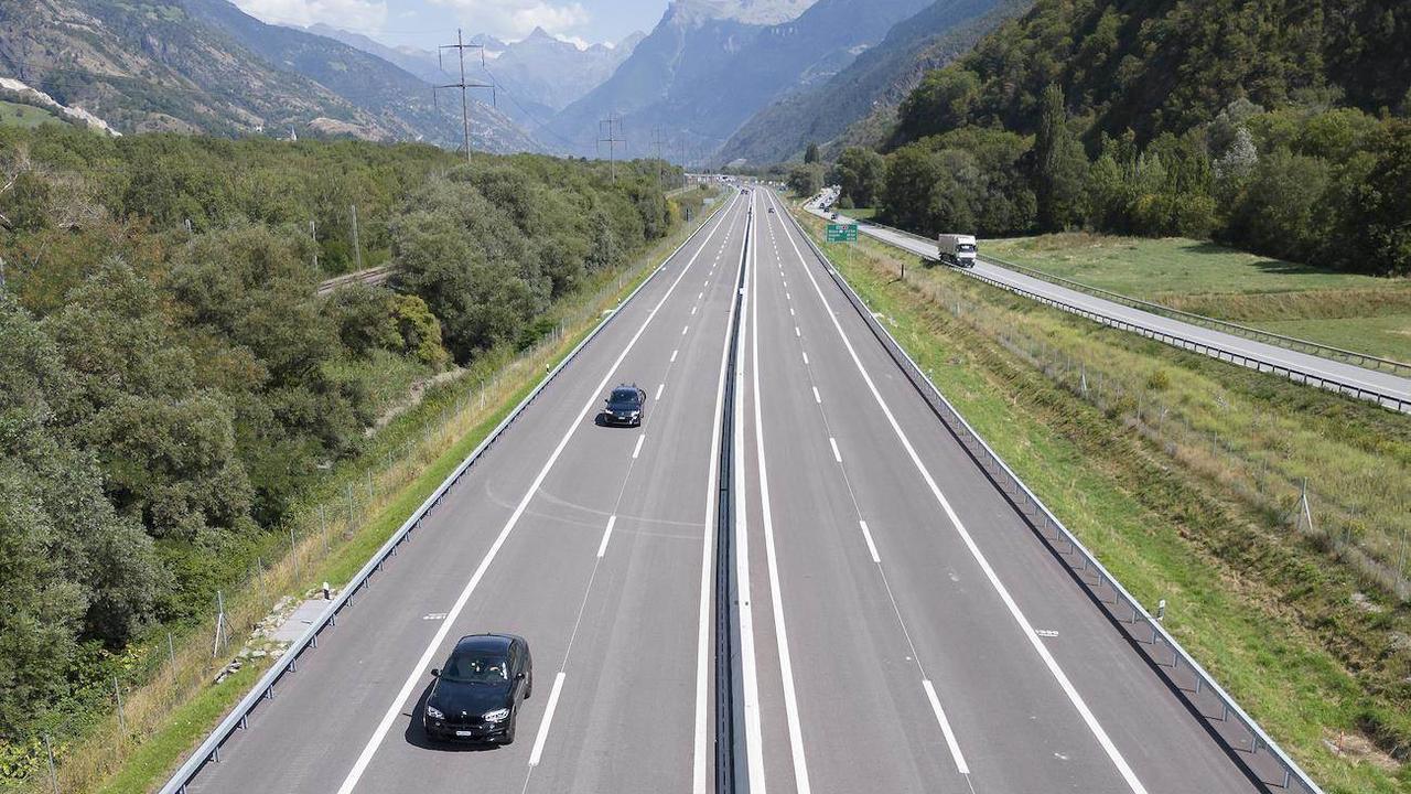 La construction de l'autoroute A9 dans le Haut-Valais va prendre encore du retard . [Keystone - Anthony Anex]