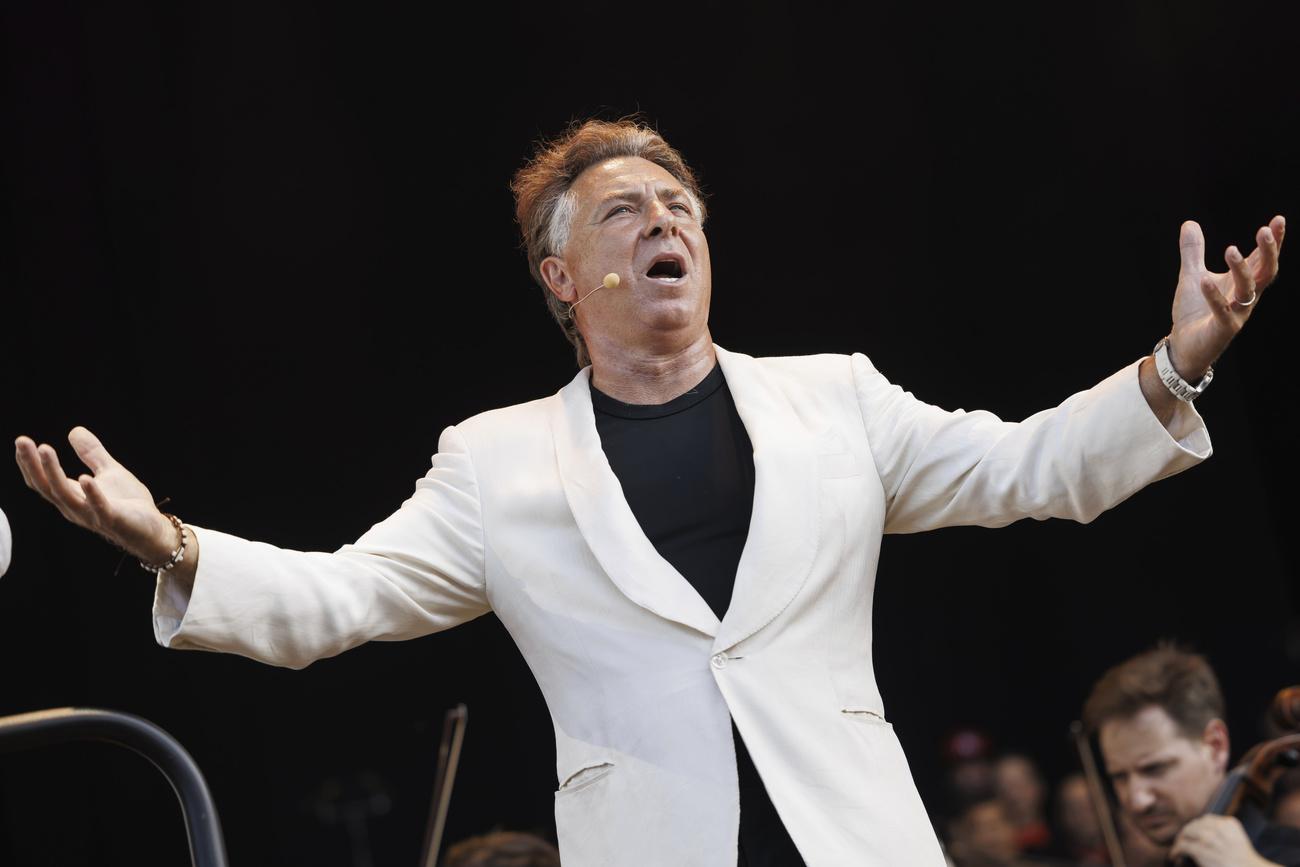 Le ténor français Roberto Alagna pendant son concert "Roberto Alagna & Friends" le dimanche 28 juillet 2024 au Paléo Festival. [Keystone - Valentin Flauraud]