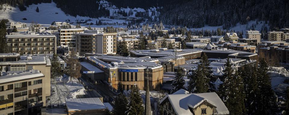 Vue générale de Davos avec le centre de congrès avant la 54e réunion annuelle du Forum économique mondial, WEF, à Davos, le 14 janvier 2024. [KEYSTONE - GIAN EHRENZELLER]