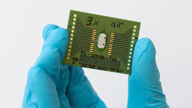 Des circuits photoconducteurs sont imprimés directement sur une surface en verre à l’aide d'un laser femtoseconde. Transparente à la lumière et nécessitant un seul matériau, cette nouvelle technologie pourrait un jour servir à produire de l'énergie. [2024 EPFL - Lisa Ackermann]