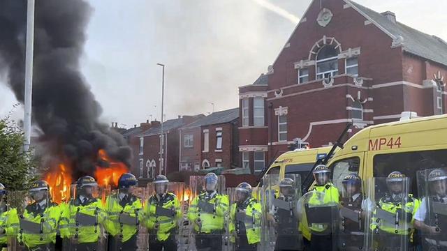 De violents affrontements ont opposé mardi soir policiers et manifestants à Southport. [Keystone - Pat Hurst/PA via AP]