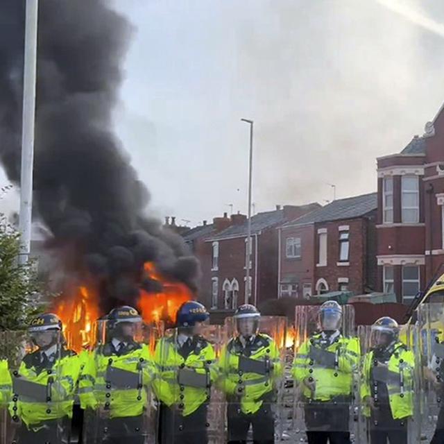 De violents affrontements ont opposé mardi soir policiers et manifestants à Southport. [Keystone - Pat Hurst/PA via AP]