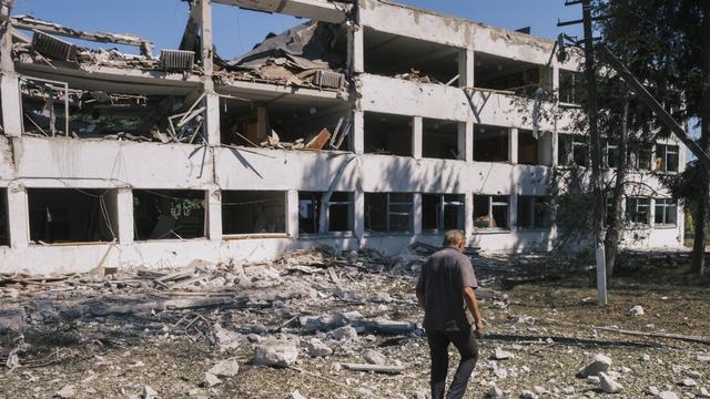 Le bâtiment d'une école du village de Yunakivka, à 9 kilomètres de la frontière avec la Russie dans la région de Soumy, a été détruit par des bombardements russes mi-août. [KEYSTONE - GEORGE IVANCHENKO]