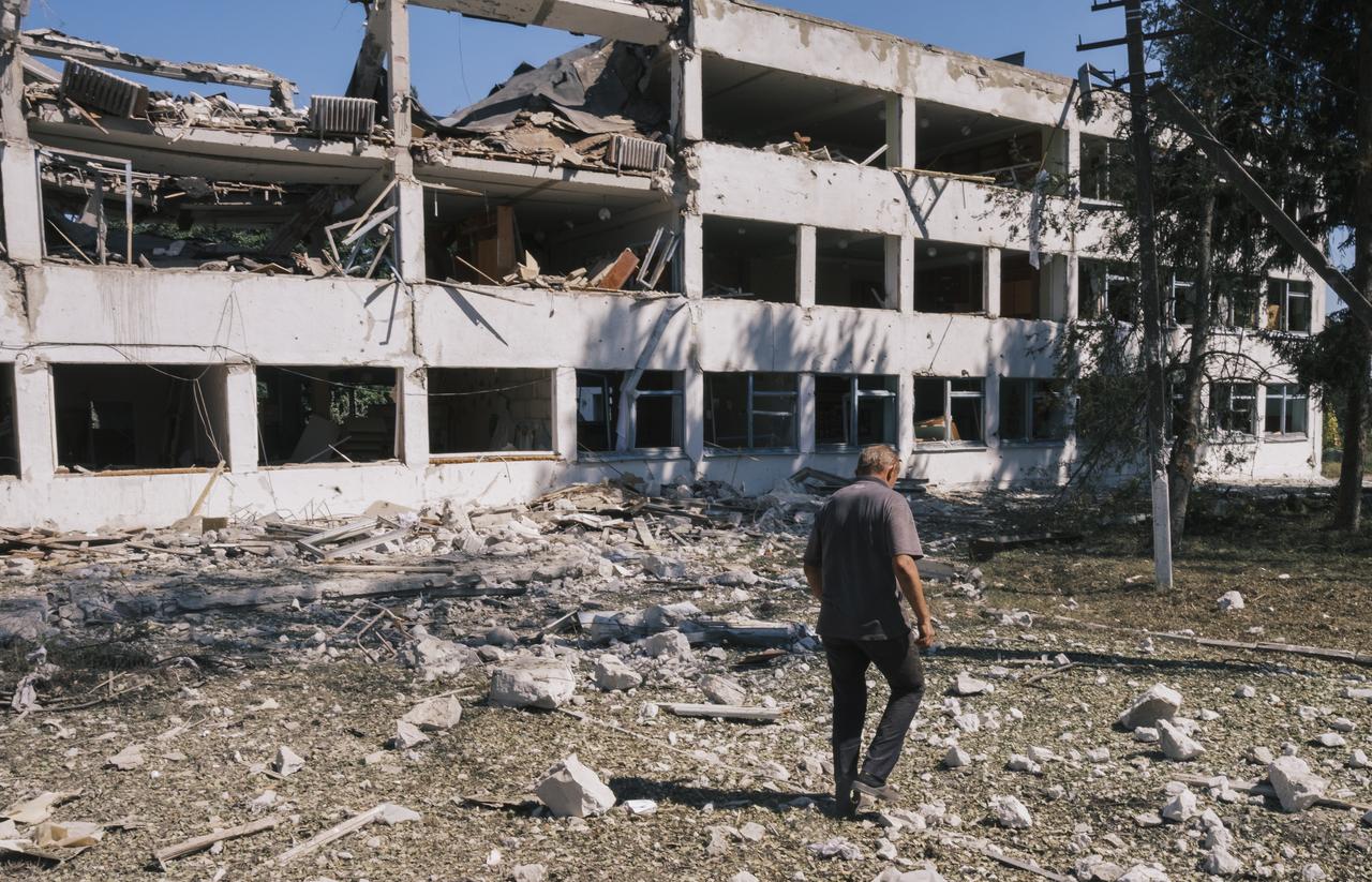 Le bâtiment d'une école du village de Yunakivka, à 9 kilomètres de la frontière avec la Russie dans la région de Soumy, a été détruit par des bombardements russes mi-août. [KEYSTONE - GEORGE IVANCHENKO]