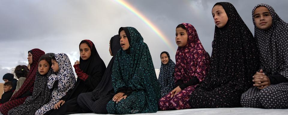 Des jeunes filles palestiniennes lors des prières de l'Aïd al-Fitr à la fin du ramadan à Gaza. [Keystone/EPA - Haitham Imad]