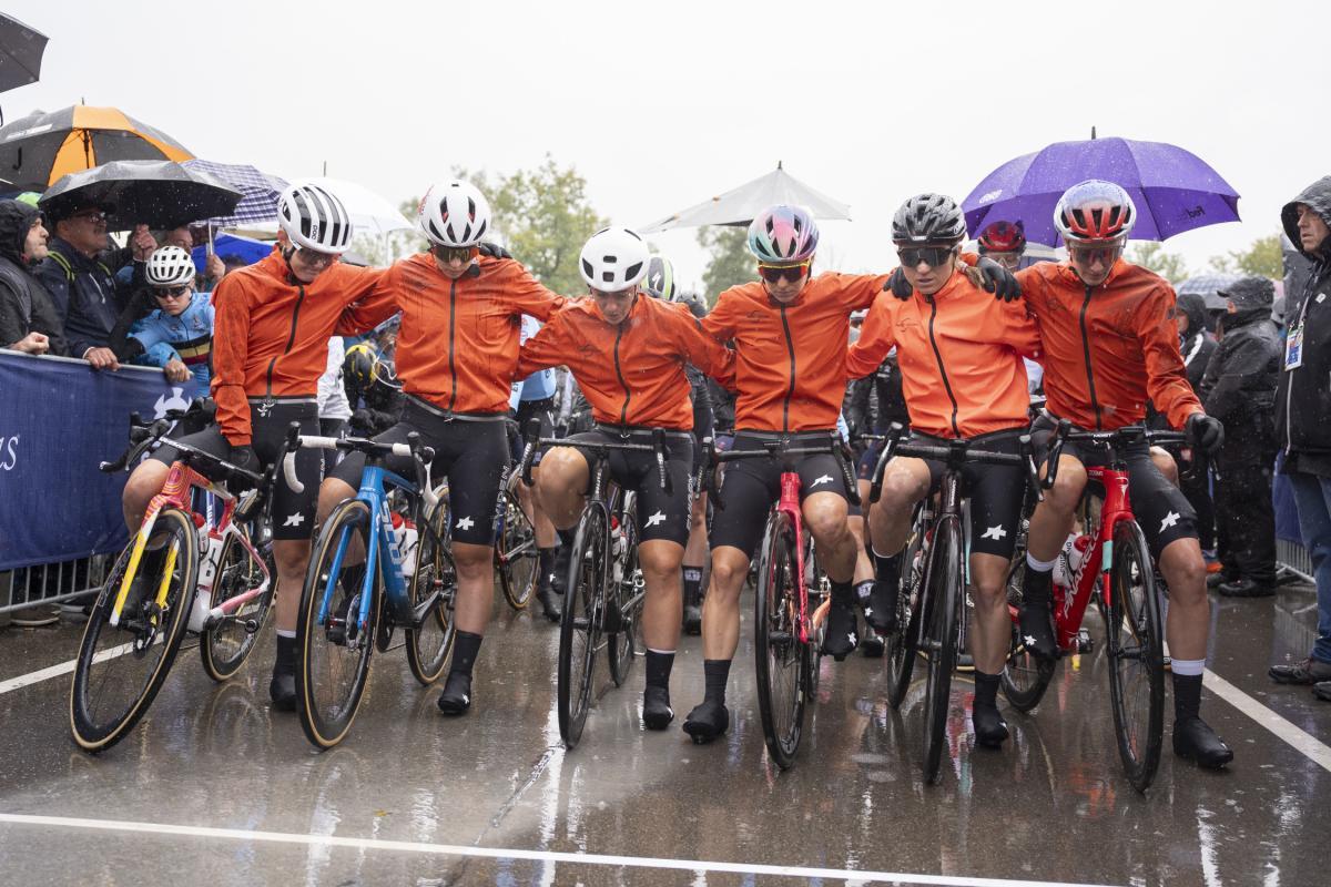 Les six Suissesses au départ étaient très émues lors de la minute de silence honorée avant le début de la course. [freshfocus - Claudio Thoma]