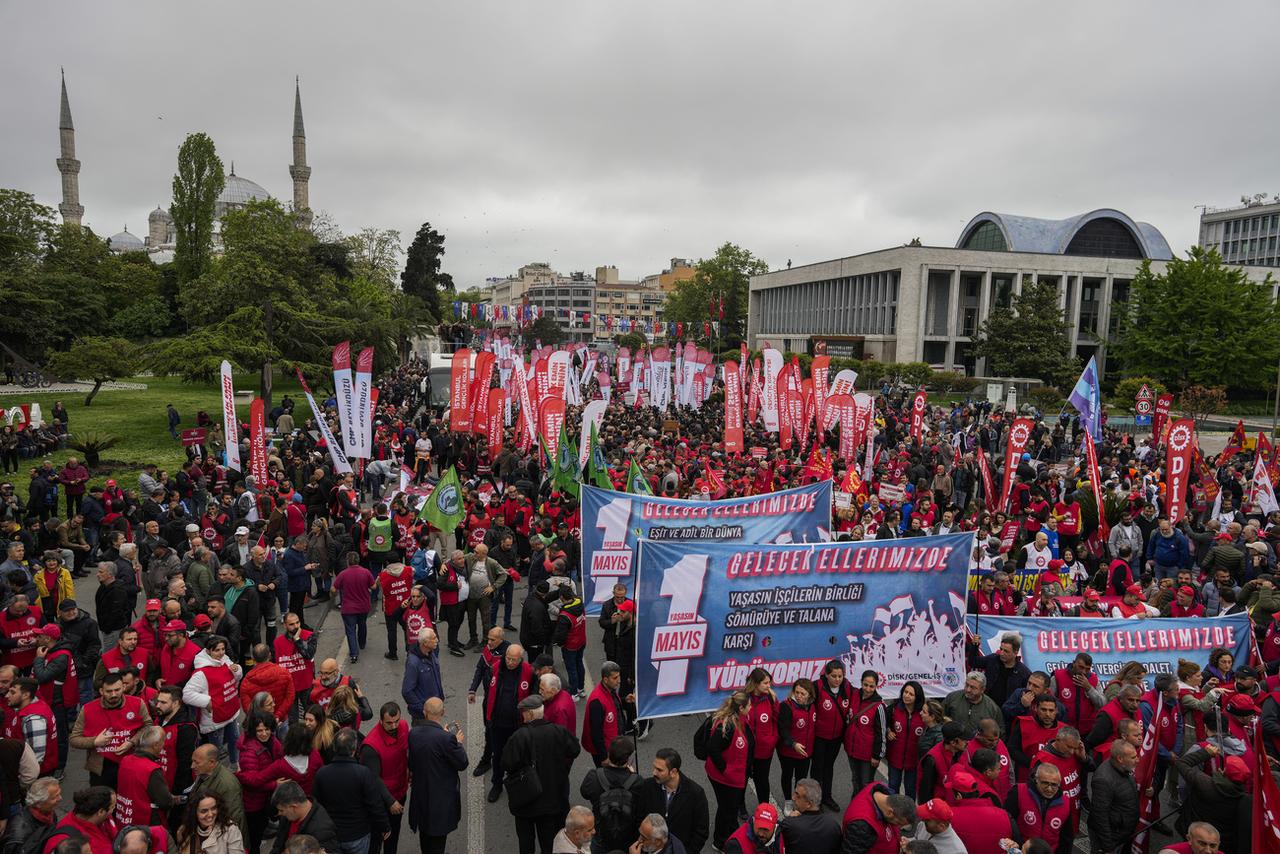 Le cortège du 1er Mai à Istanbul. [KEYSTONE - EMRAH GUREL]