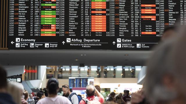 L'aéroport de Zurich envisage une procédure juridique après la panne informatique. [Keystone - Gaetan Bally]