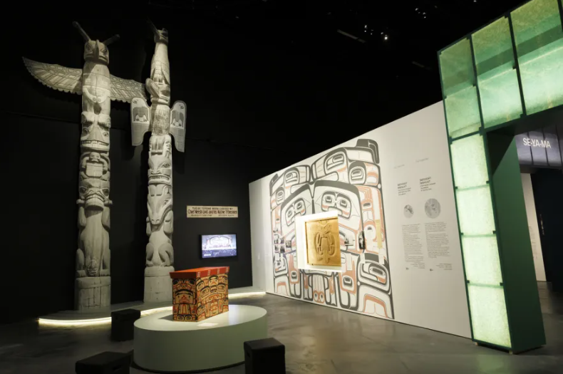 Vue de l’exposition «Mémoires, Genève dans le monde colonial», qui se tient jusqu’en janvier 2025 au musée ethnologique de la ville (MEG). [Keystone - SALVATORE DI NOLFI]