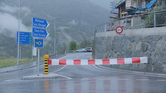 La route menant à la vallée de Saas (VS) est bloquée depuis jeudi. [RTS]