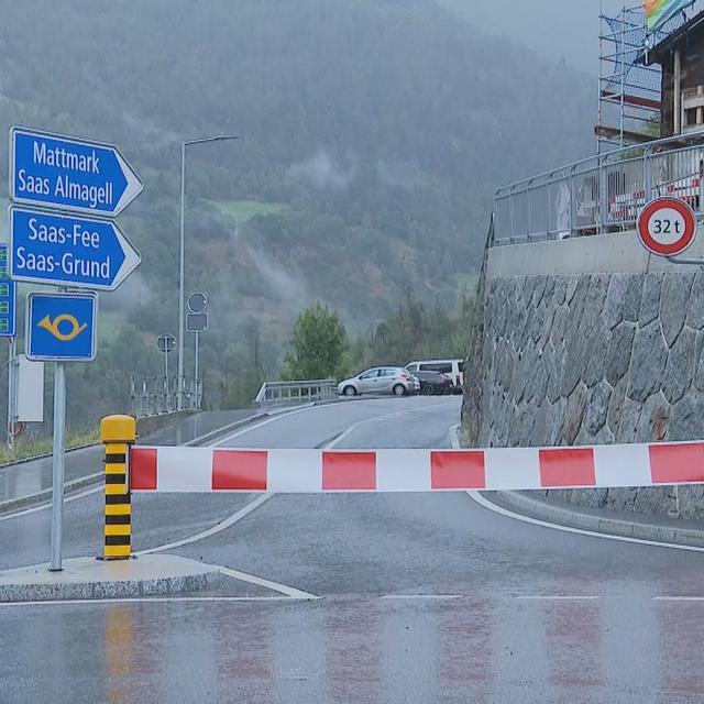 La route menant à la vallée de Saas (VS) est bloquée depuis jeudi. [RTS]