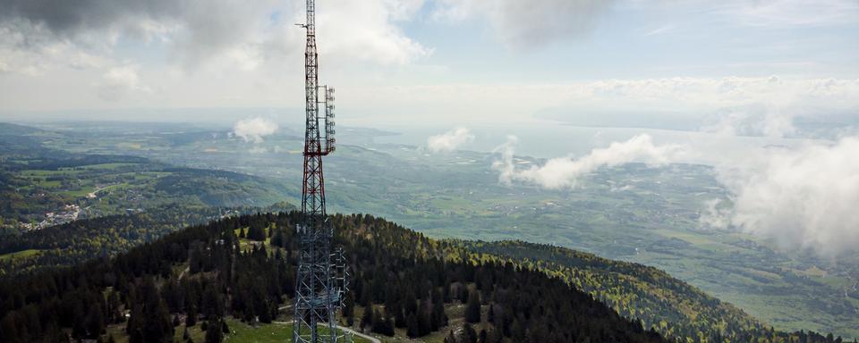 Les historiques antennes de radio FM cessent peu à peu leur activité. [Keystone - Jean-Christophe Bott]