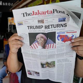 L'élection de Donald Trump fait la une des journaux partout sur la planète, comme à Jakarta. [AP Photo / Keystone - Tatan Syuflana]