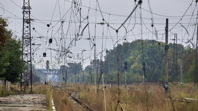 Un réseau électrique endommagé au-dessus d'une voie ferrée en Ukraine, en 2022. [KEYSTONE - SERGEY KOZLOV]