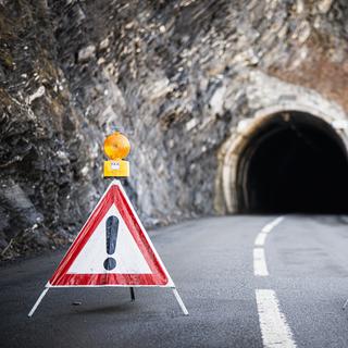 Deux panneaux indicateurs déconseillant d'entrer dans le tunnel routier entre Riddes et La Tsoumaz après qu'un important éboulement se soit produit. [Keystone - Valentin Flauraud]