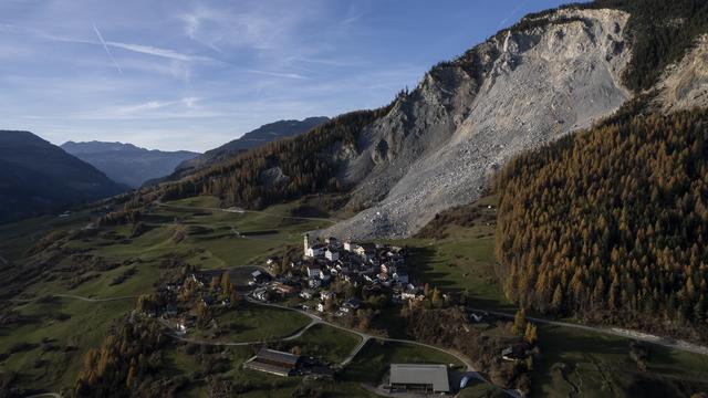 Blick auf Brienz, am Samstag, 9. November 2024, in Brienz-Brinzauls. Am 15. Juni 2023 erreichte ein Schuttstrom beinahe das damals evakuierte Dorf. Nun drohen weitere 1,2 Millionen Kubikmeter Felsschutt abzugleiten. Das Dorf muss sich auf eine erneute vorsorgliche Evakuierung vorbereiten. (KEYSTONE/Gian Ehrenzeller) [Keystone - Gian Ehrenzeller]