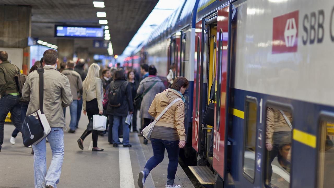 Des pendulaires à la gare de Zurich. [Keystone - Gaetan Bally]