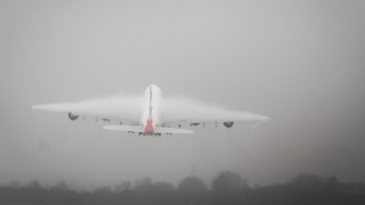 Un Airbus A380 de British Airways décolle dans le brouillard qui enveloppe l'aéroport londonien d'Heathrow le 28 décembre 2024. [KEYSTONE - JAMES MANNING]