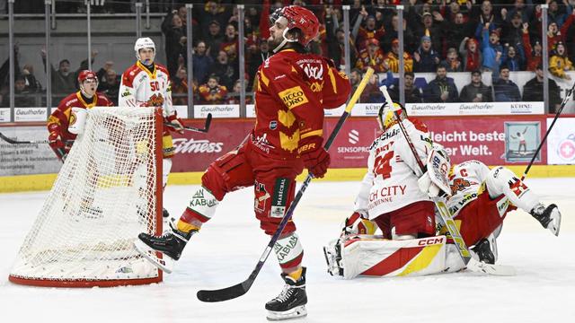 Langnau (en rouge) s'est facilement imposé à domicile contre Bienne. [freshfocus - Urs Lindt]